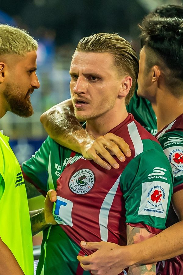 photos-isl-2024-25-final-mohun-bagan-super-giant-vs-bengaluru-fc-vivekananda-yuba-bharati-krirangan-kolkata.Click to read full article.