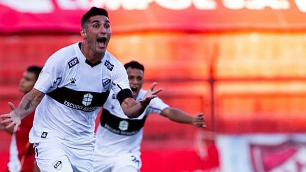 kerala-blasters-fc-sign-argentine-striker-jorge-pereyra-diaz-on-loan.Click to read full article.