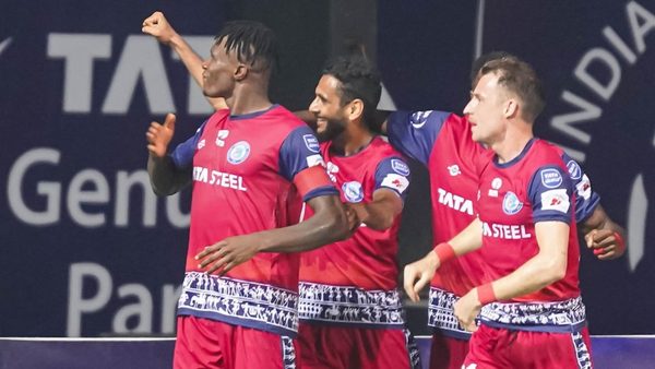 captain-ezes-strike-seals-three-points-for-10-man-jamshedpur.Click to read full article.
