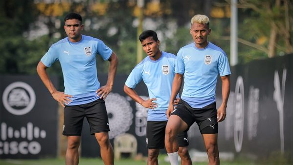 new-era-under-buckingham-will-mumbai-city-fc-defend-the-league-winners-shield-and-the-isl-trophy.Click to read full article.