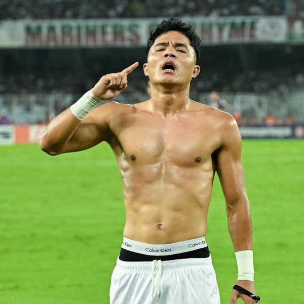 isl-2025-26-photo-finish-east-bengal-mohun-bagan-lead-five-team-title-race-on-final-day.Click to read full article.