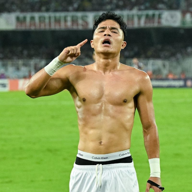 isl-2025-26-photo-finish-east-bengal-mohun-bagan-lead-five-team-title-race-on-final-day.Click to read full article.