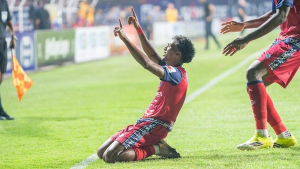 vincy-barretto-strike-helps-jamshedpur-pip-punjab.Click to read full article.